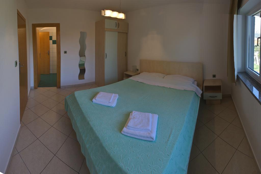 Vis A Vis Apartments Baška Habitación foto